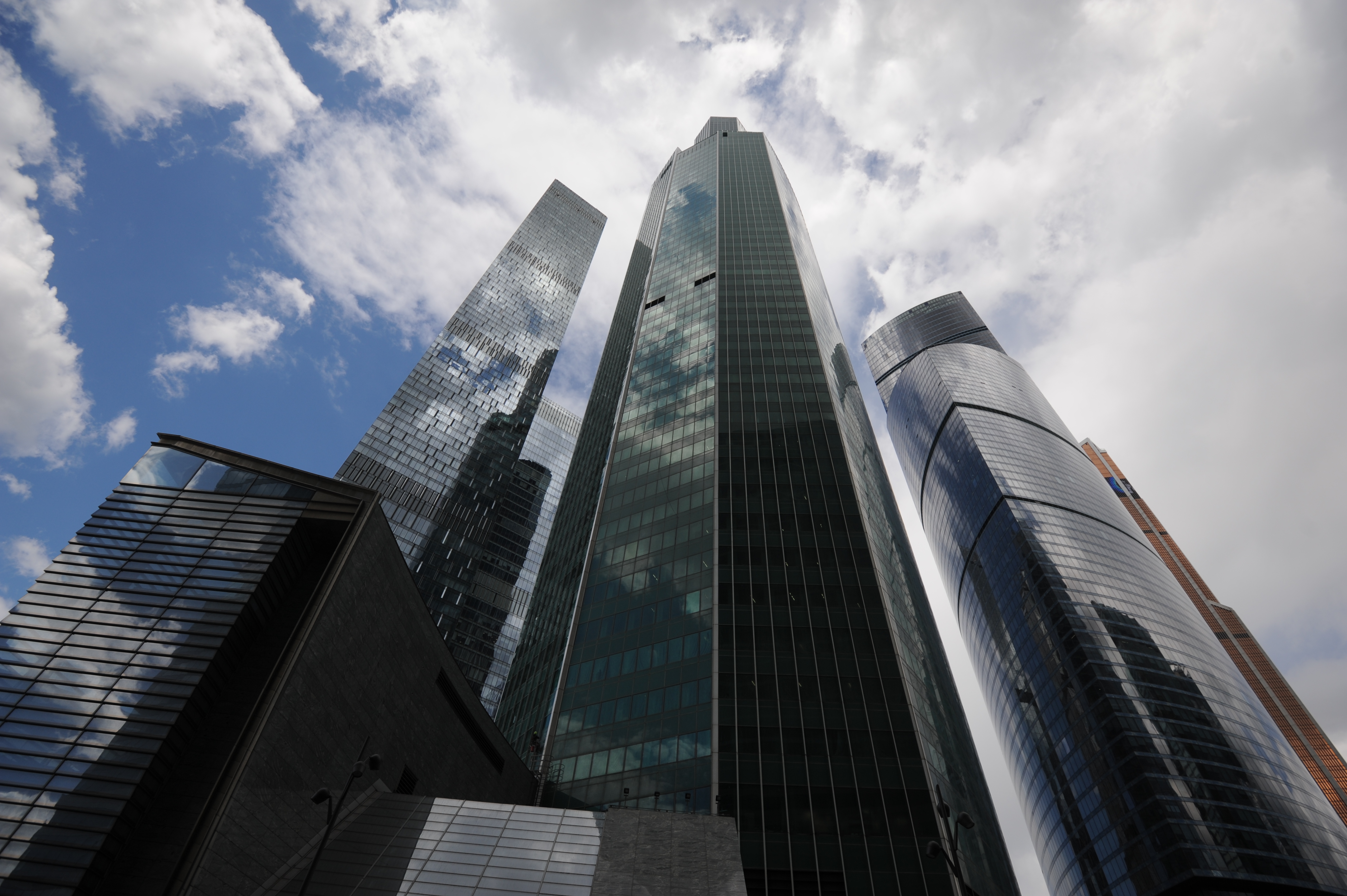 Врач объяснил, кому опасно жить на последних этажах в небоскребах