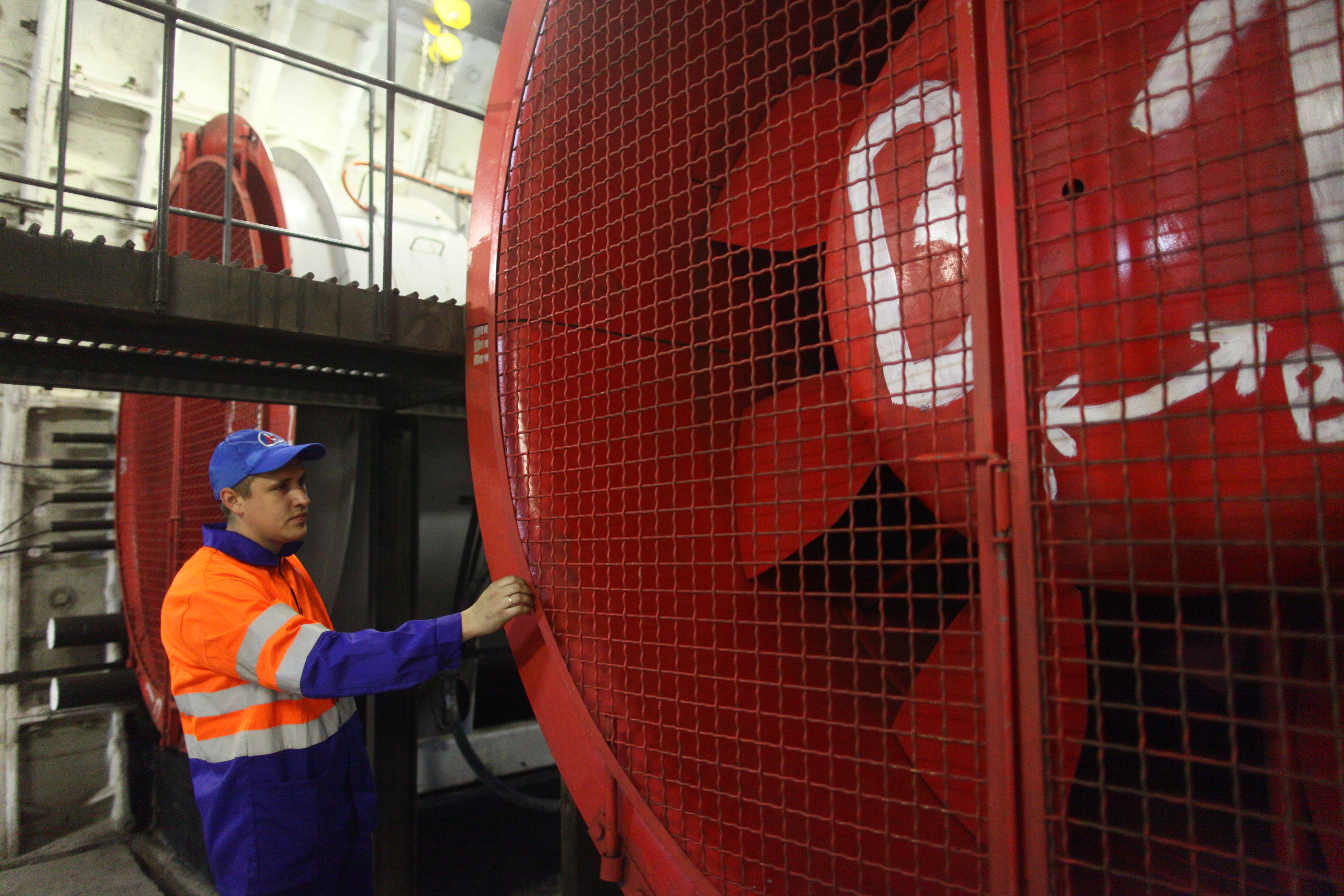 Электромеханик Антон Михасев демонстрирует работу системы вентиляции Московского метрополитена.