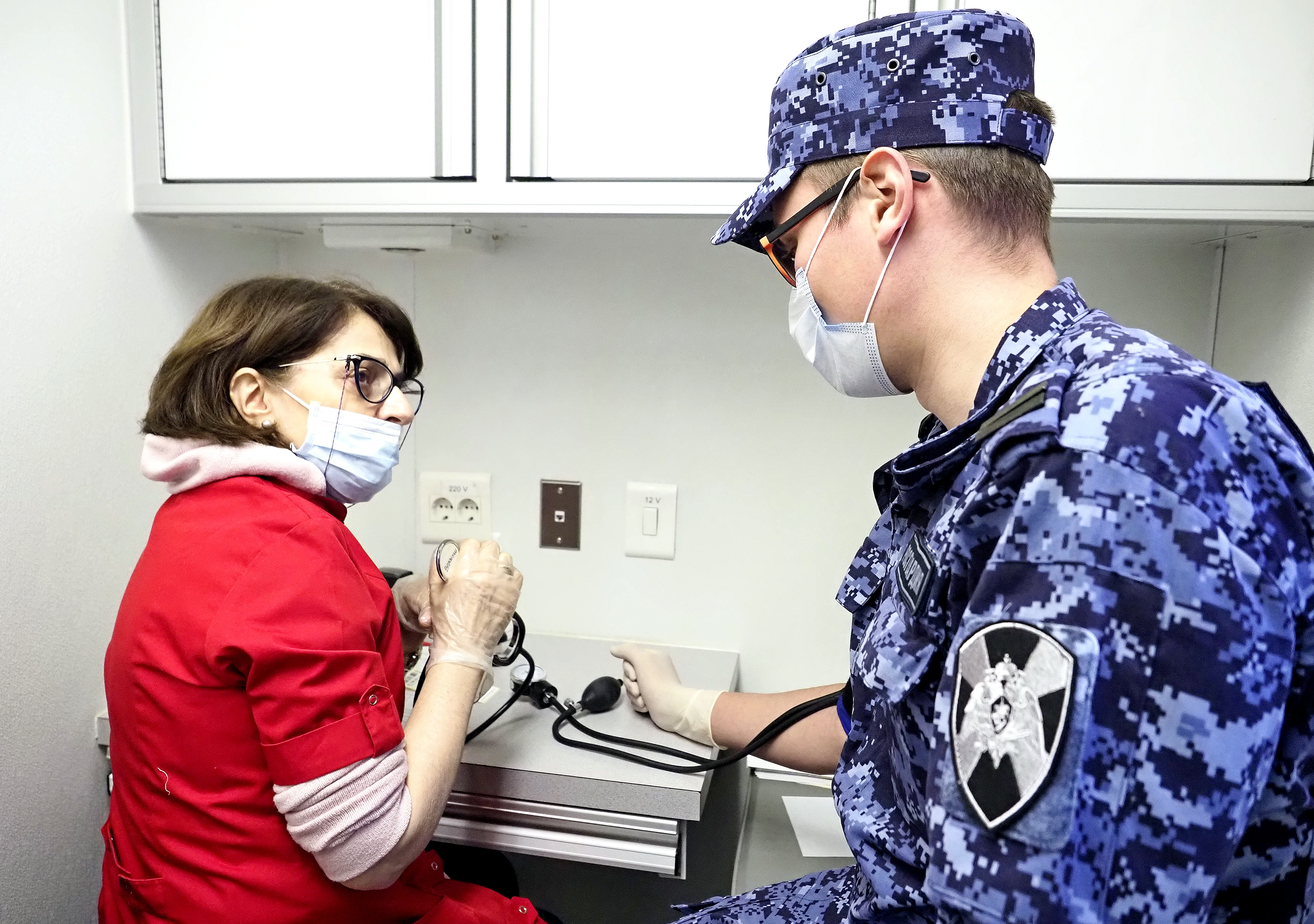 Врач Центра имени Бакулева Зара Рштуни измеряет давление у донора Артема Кадакина