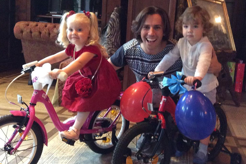 Галкин показал подписчикам, как его «спиногрызы» собираются в школу