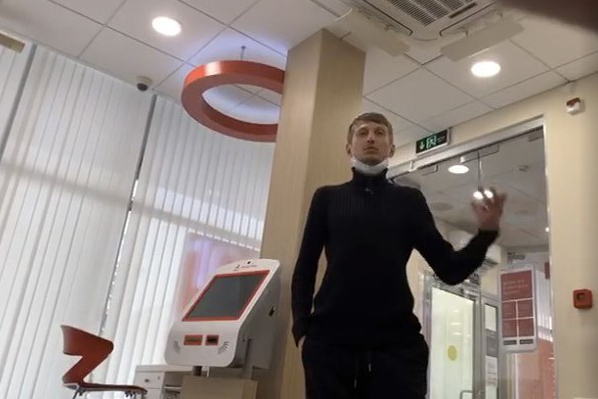 «Адекватный, алкоголь не употреблял»: стали известны подробности о мужчине, захватившем банк