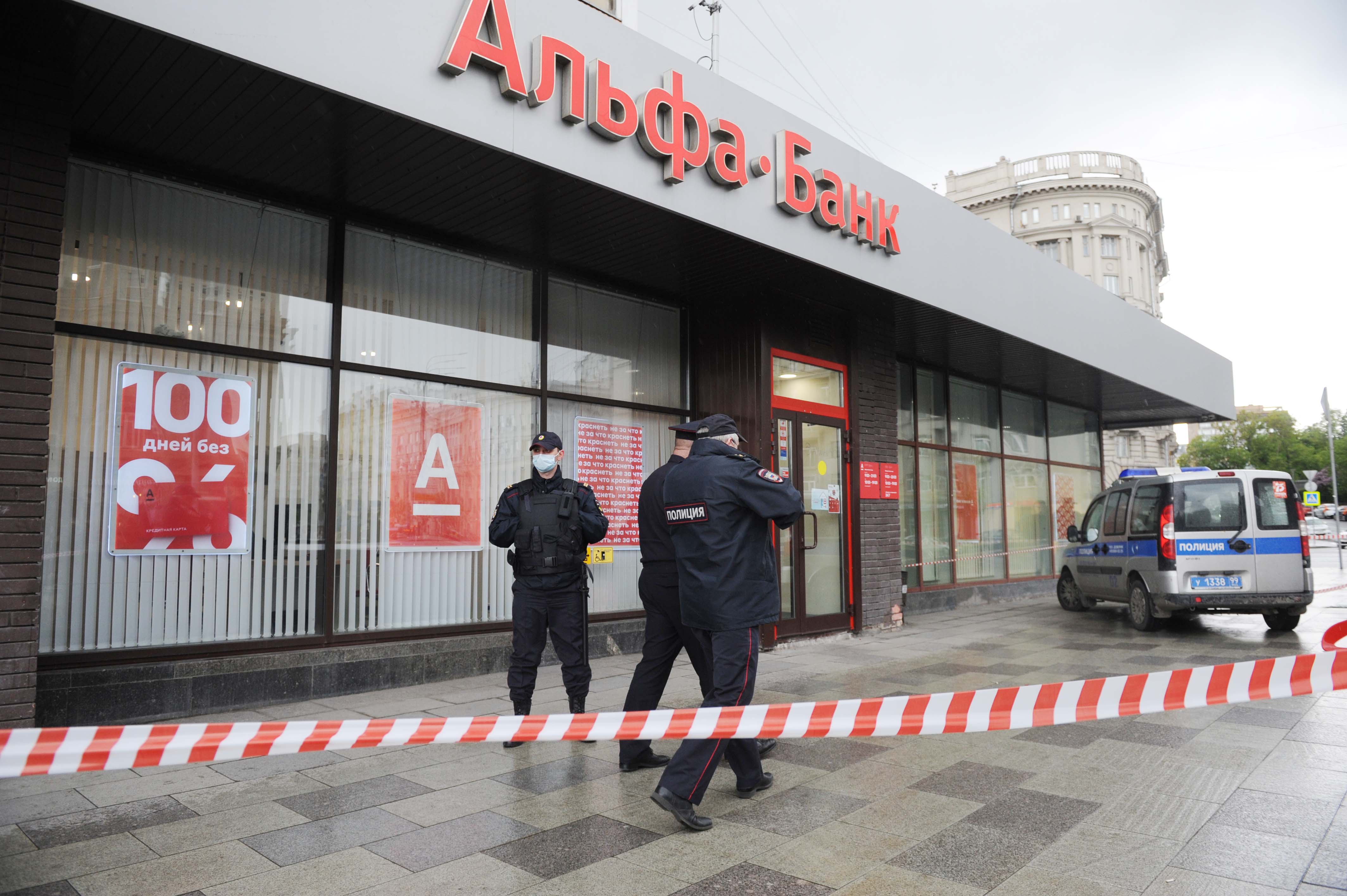 СК опубликовал кадры из отделения московского банка, где был захвачен заложник