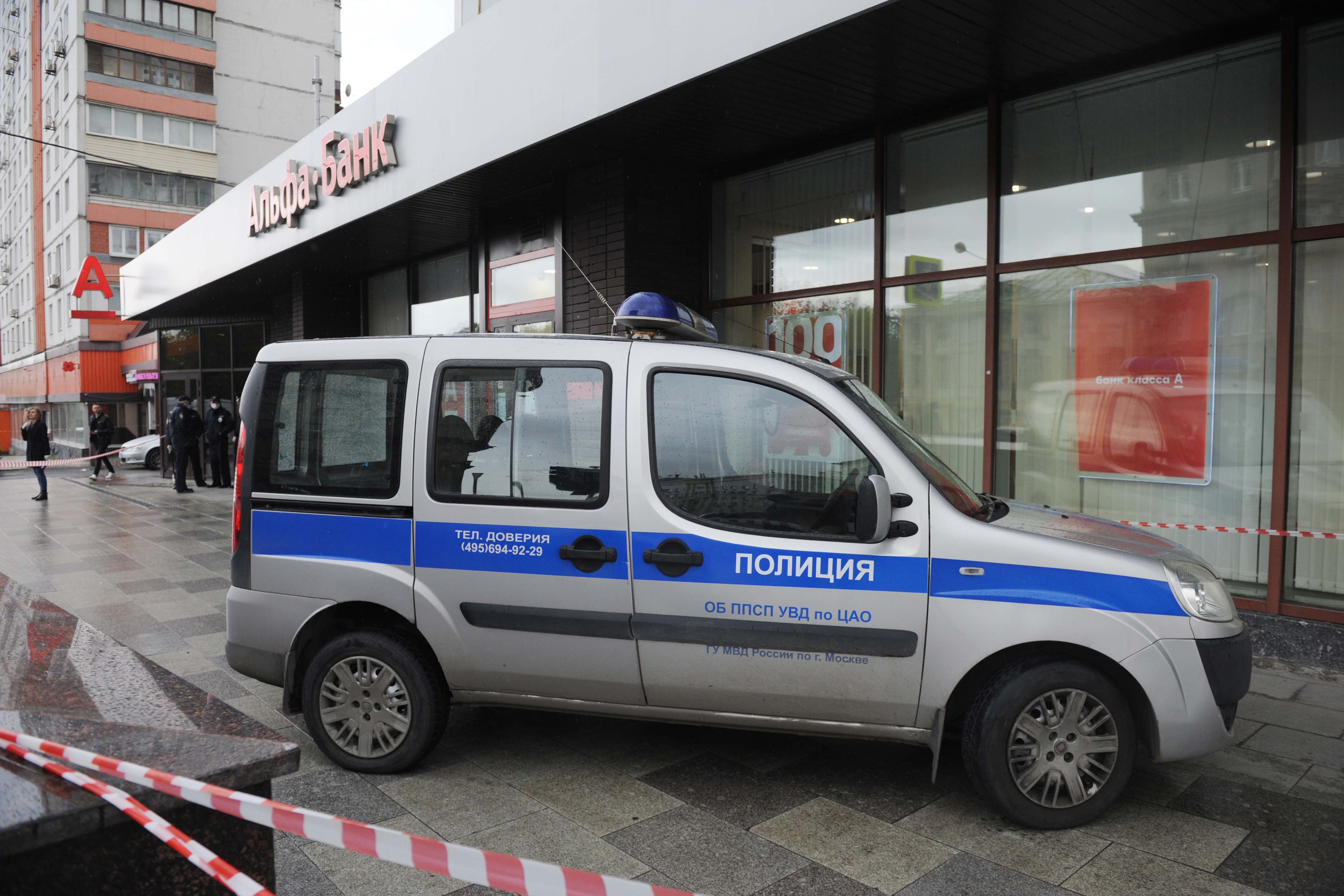 Отделение банка в центре Москвы возобновило работу после захвата