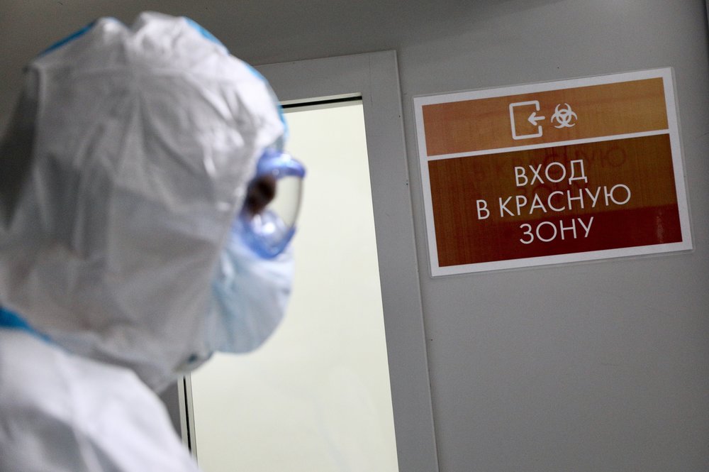 Российских врачей из «красной зоны» планируют привить от COVID-19 до конца года