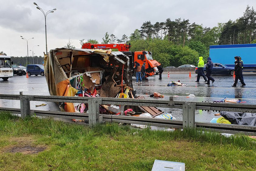 Один человек погиб при столкновении грузовика и «газели» на МКАД