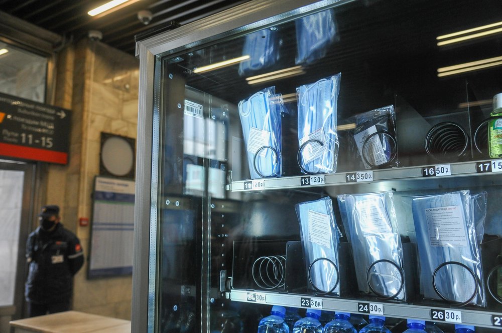 Вендинговые автоматы с масками появились на международных автовокзалах в Москве