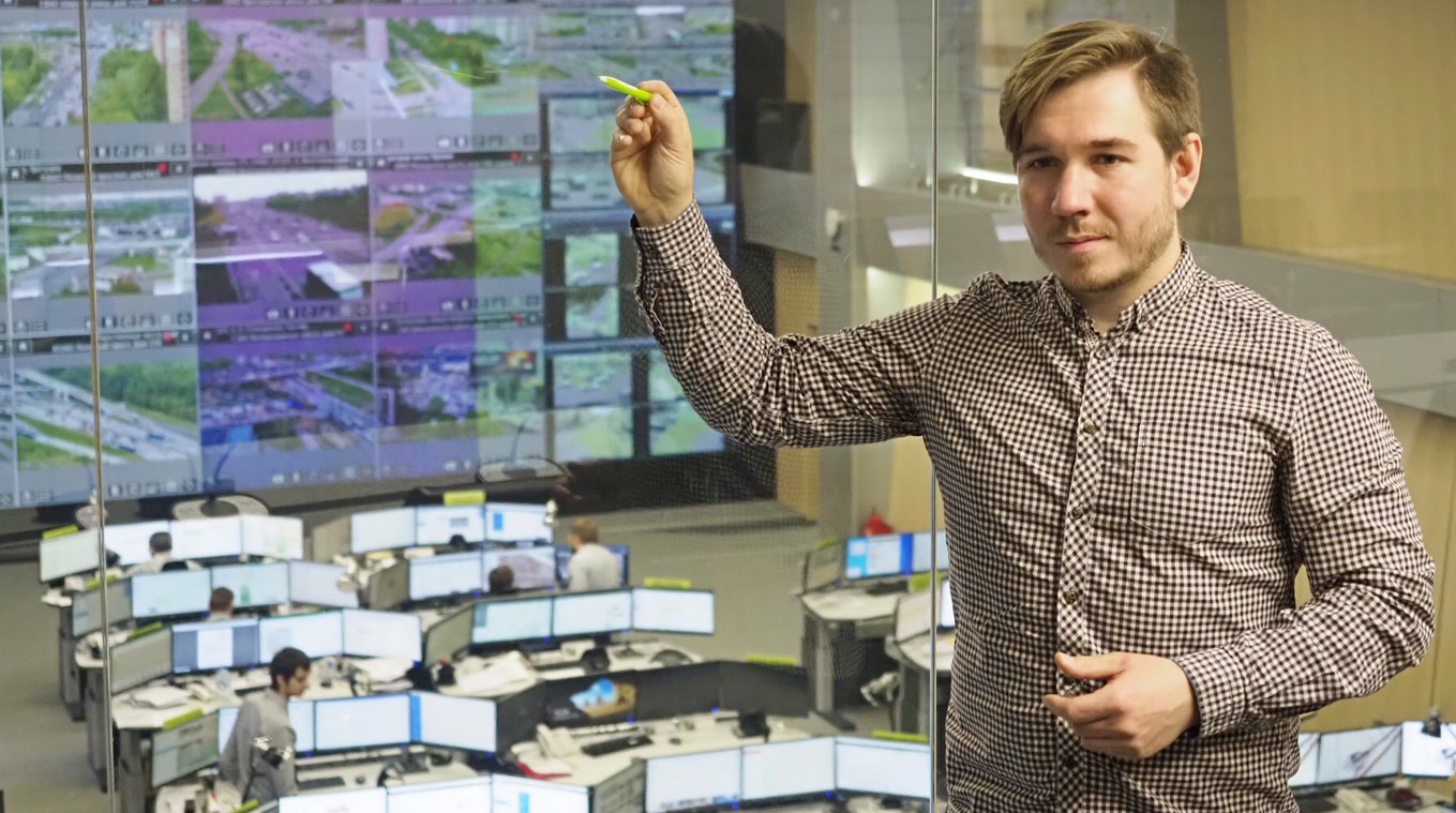 Куратор направления «Детская безопасность» Центра организации дорожного движения Александр Алешин проводит урок безопасности для детей