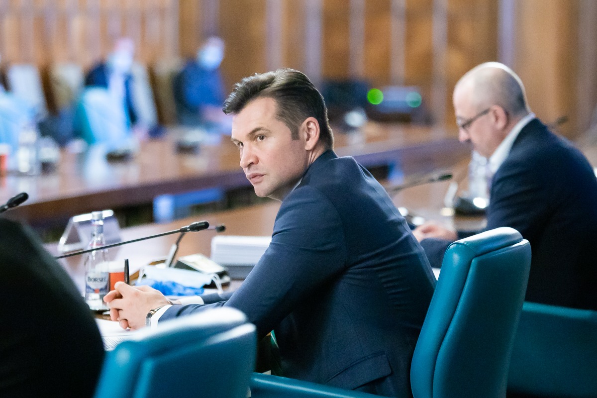 Министр спорта Румынии появился в прямом эфире без брюк