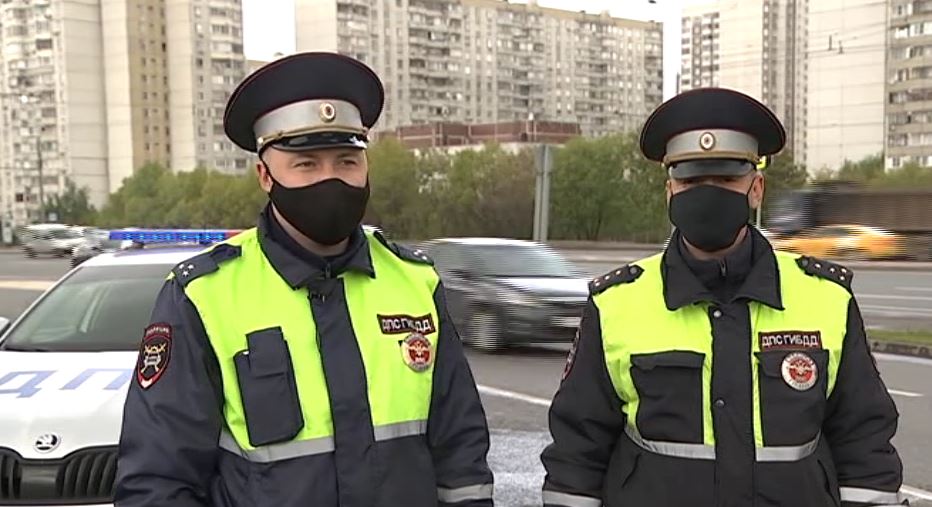 Столичные полицейские доставили в больницу женщину с задыхавшейся дочкой