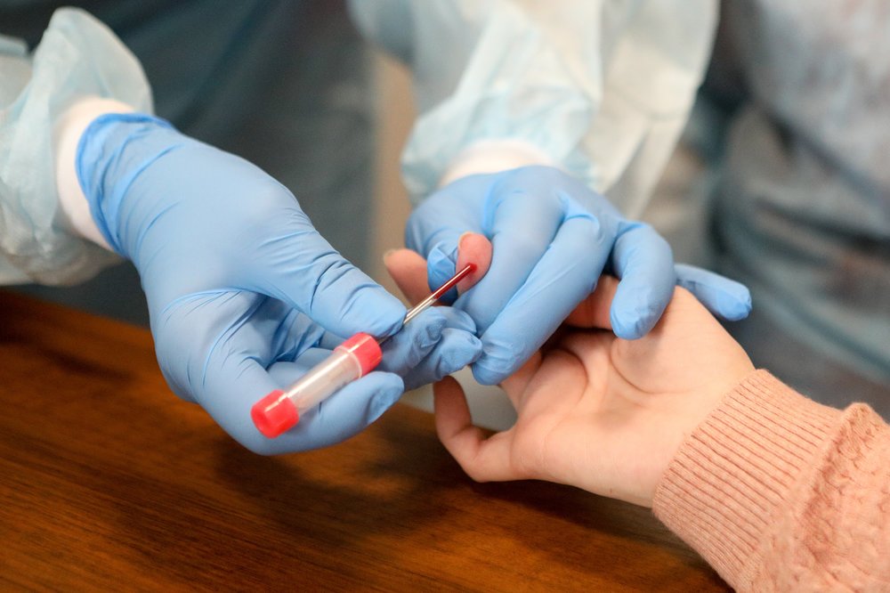 Иммунолог Крючков объяснил, на что смотреть в анализе на антитела