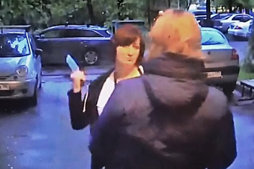 Москвичка напала на соседку с ножом, требуя вернуть долг