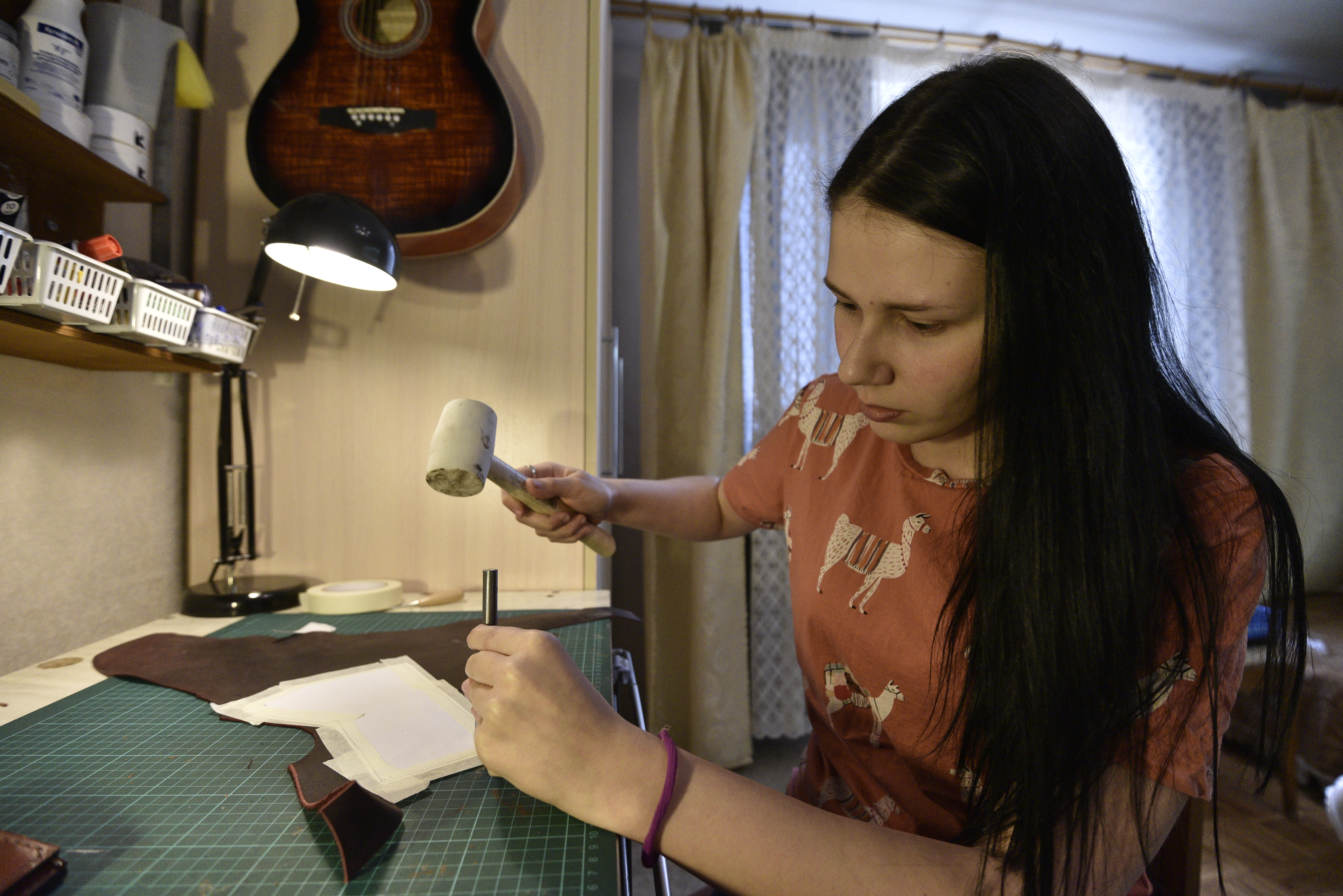 Москвичка Алина Фролова в условиях самоизоляции развивает свой собственный бизнес — создает кожаные кошельки ручной работы