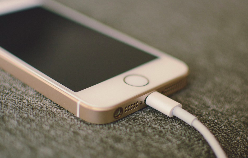 Эксперт рассказал о безопасном способе зарядки смартфонов