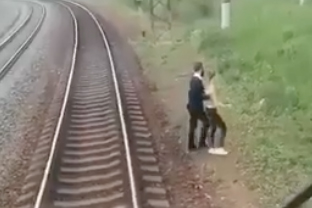 СМИ: Машинист поезда спас лежащую на рельсах девушку в Подмосковье