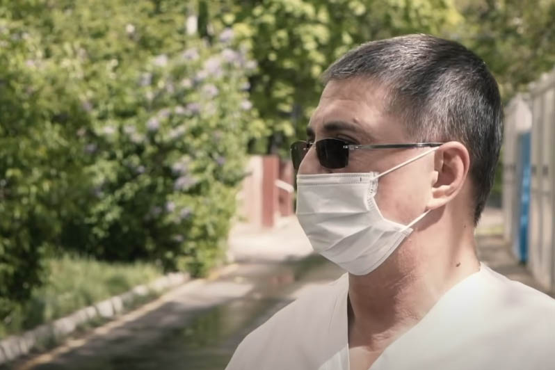 «Затыкают все дырки»: Мясников заявил о бесполезности масок в борьбе с пандемией