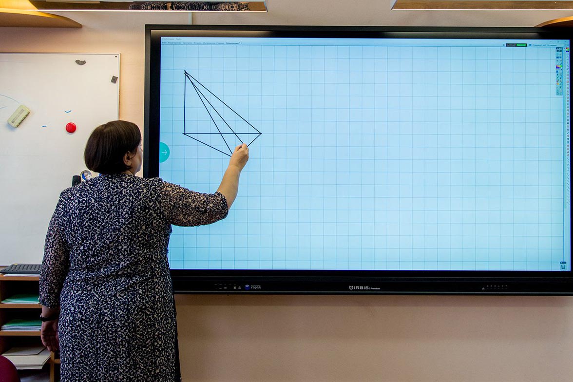 Большую часть учителей старше 65 лет переведут на удаленку в Москве
