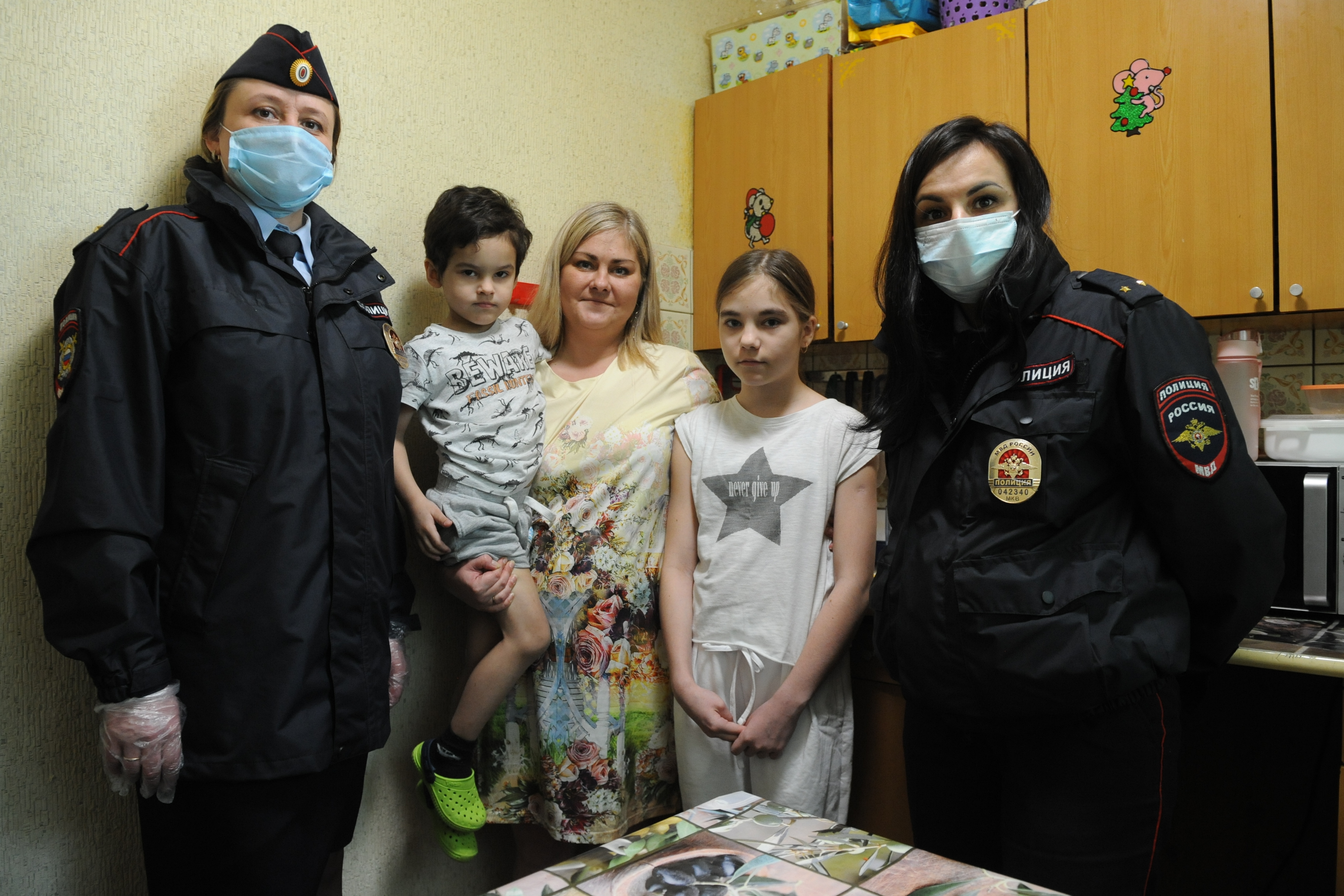 Начальник отделения по делам несовершеннолетних по Мещанскому району Наталья Сулема (слева) и инспектор Оксана Алимпиева (справа) проверяют семью Натальи Черной с сыном Дионисом и дочкой Златой