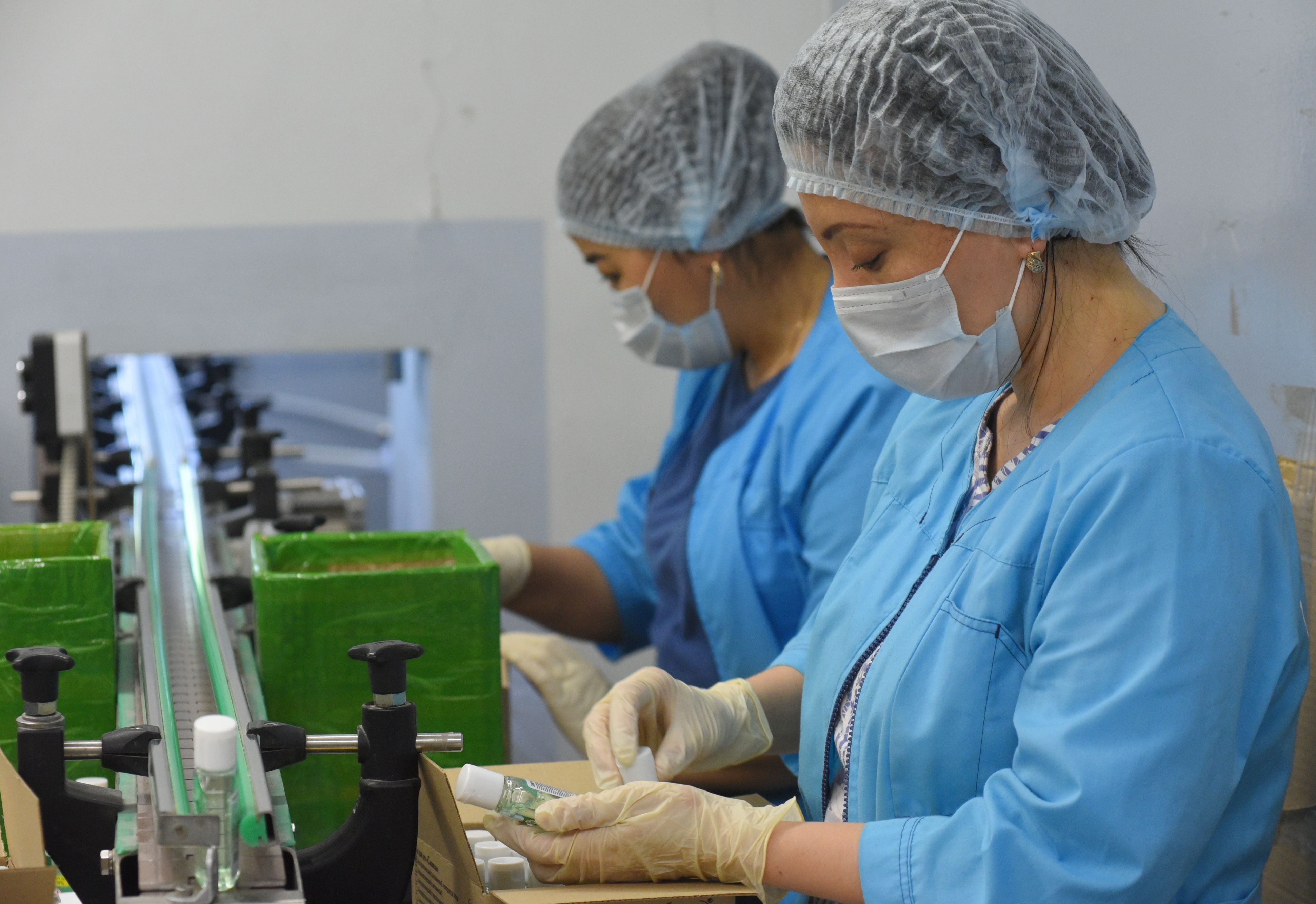 Сотрудницы Лола Хашимова (слева) и Нурпери Калгулова готовят партию антисептиков к отправке