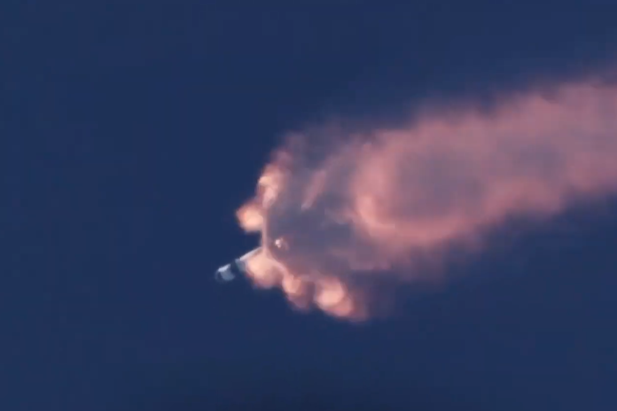 Компания SpaceX запустила ракету-носитель с более чем 140 спутниками