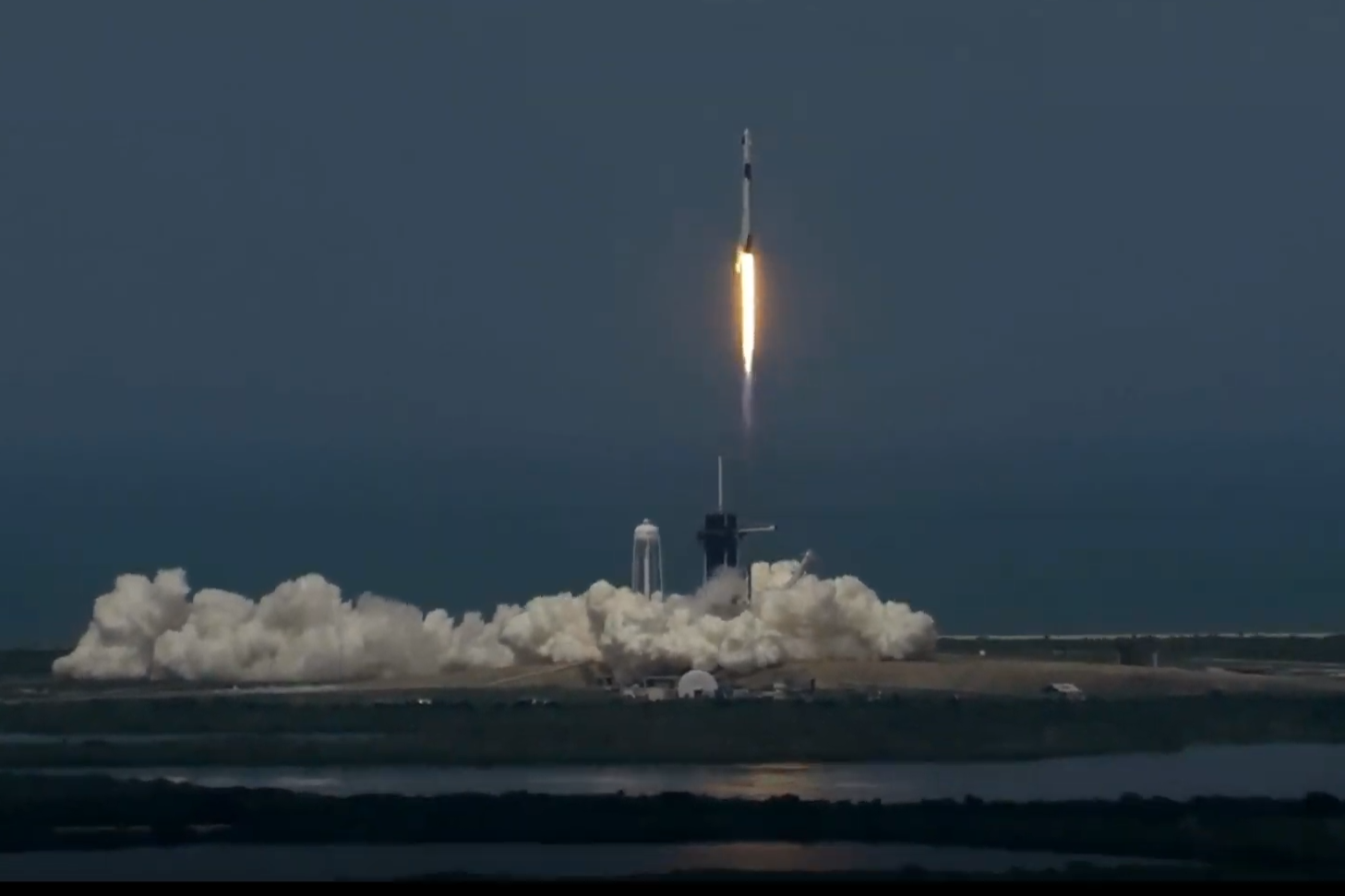 Компания SpaceX запустила ракету-носитель со спутниками Starlink