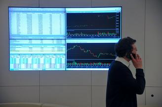 Рубль ослаб к доллару и евро на открытии торгов в понедельник на Мосбирже