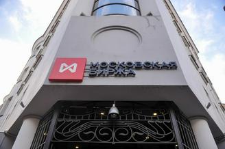 Евро поднялся выше 90 рублей, доллар — выше 76 рублей