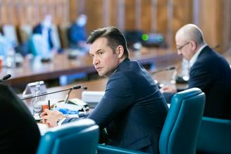 Министр спорта Румынии появился в прямом эфире без брюк