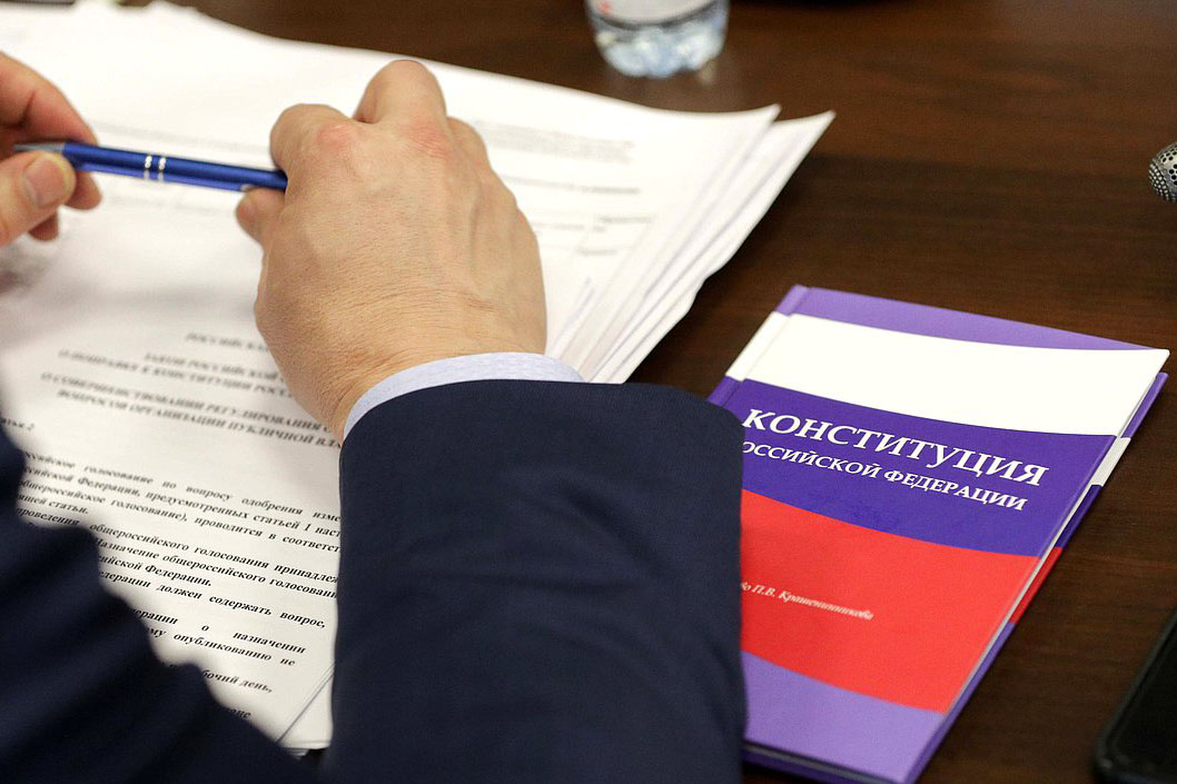 Артисты и общественные деятели зачитали преамбулу Конституции