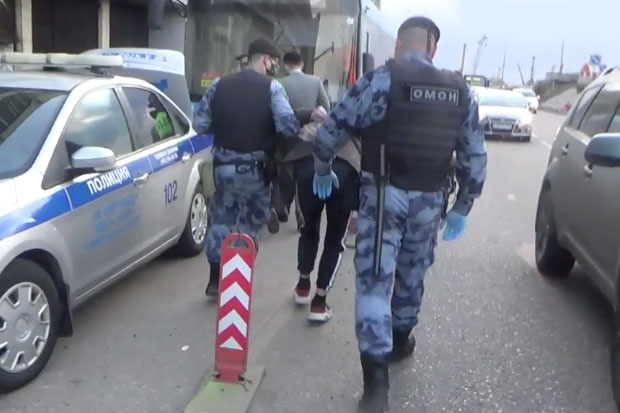 Сотрудники Росгвардии задержали подозреваемого в хранении наркотиков