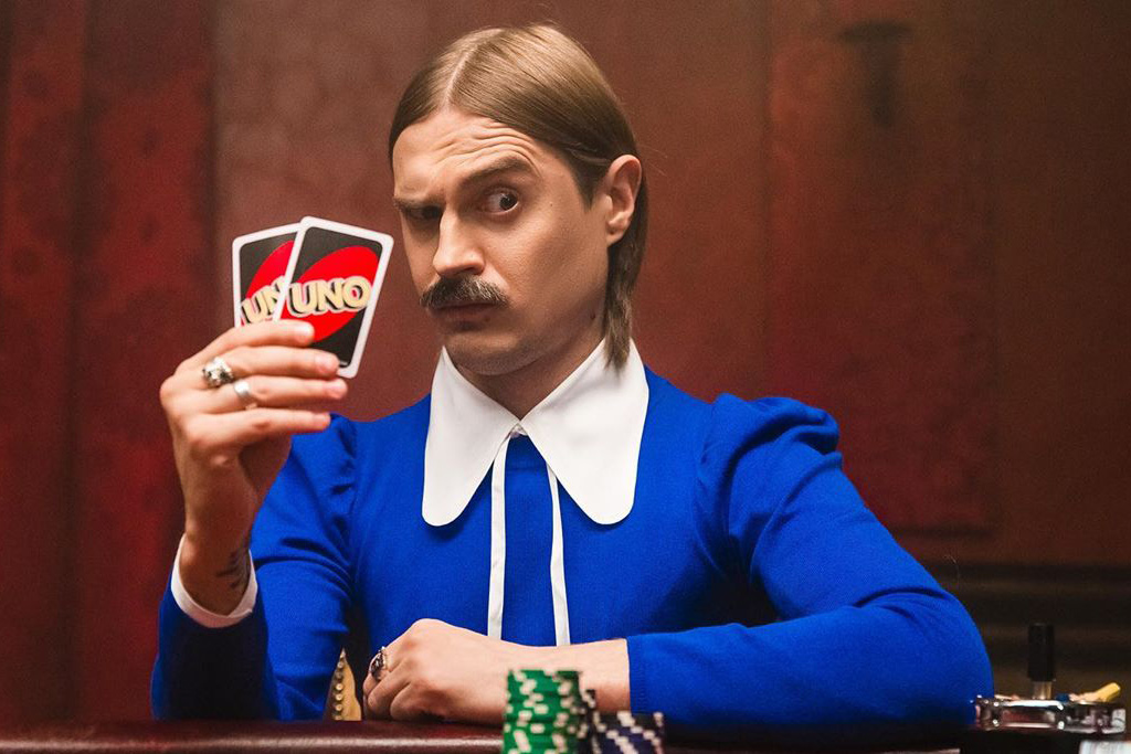 Прусикин из Little Big оторвал себе усы во время концерта