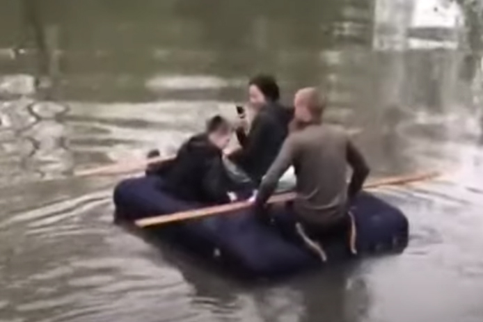 Москвичи проплыли на матрасе по Яузе и попали на видео