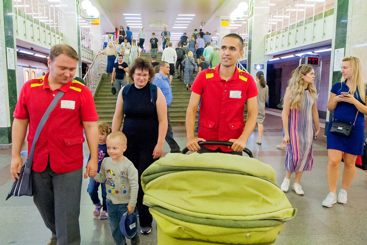 Маломобильным пассажирам начнут помогать на 12 новых транспортных маршрутах Москвы