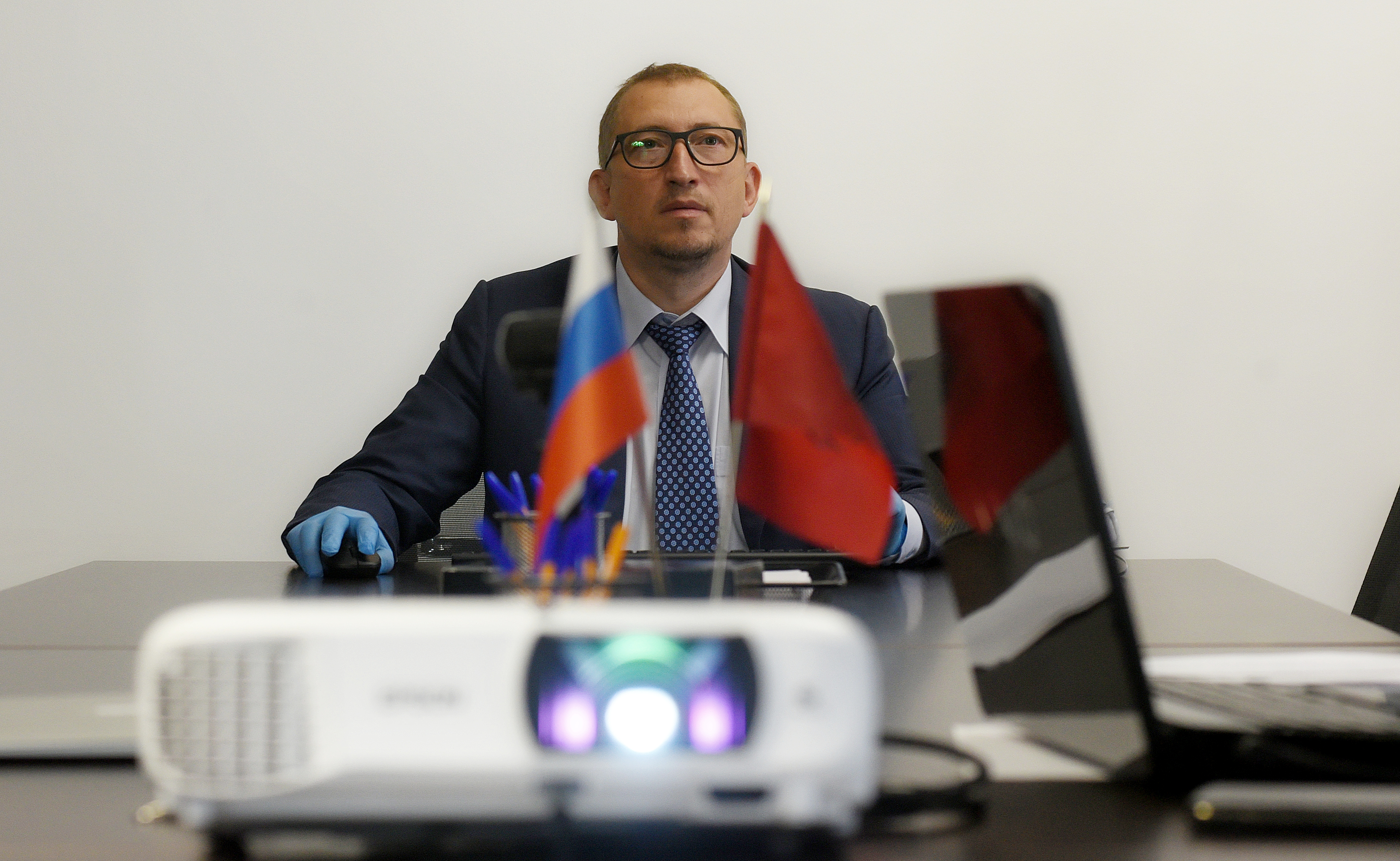 Руководитель общественной приемной уполномоченного по защите прав предпринимателей города Москвы в ЦАО Владимир Кузнецов проводит юридическую консультацию для столичных бизнесменов в дистанционном режиме