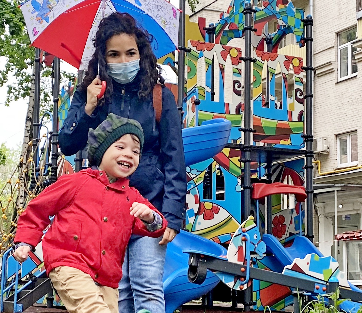 Кристина Петросян с трехлетним сыном Вовой впервые за долгое время вышла на прогулку в расположенный рядом с домом парк. Пока что Вова не может покататься с горки — детская площадка закрыта, но с радостью гоняет мяч на дорожке