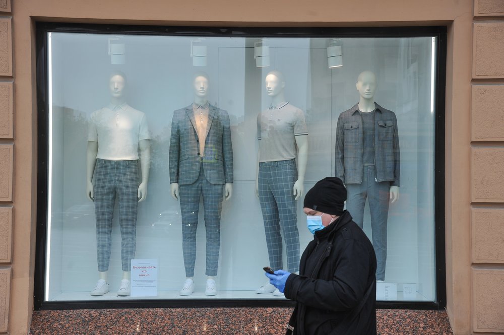 Нарушения мер по COVID-19 выявили в торгово-офисном центре в Москве