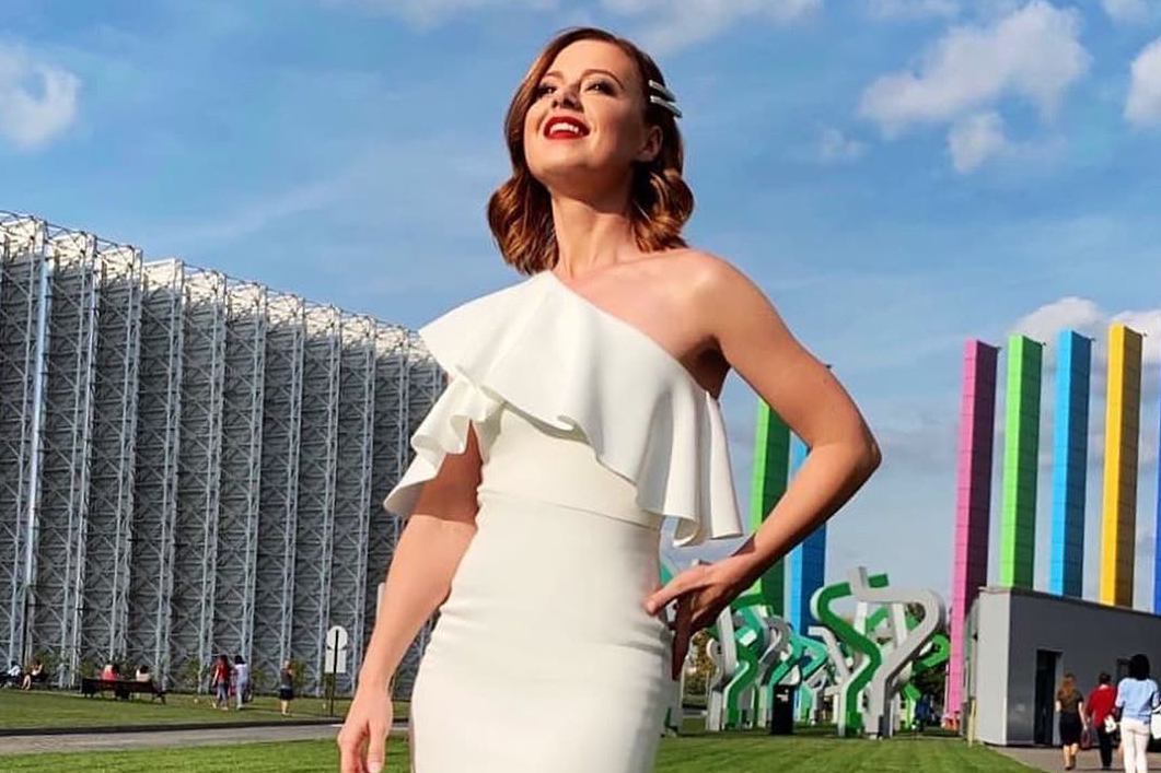 «Я — человек-настроение»: Юля Савичева рассказала о смене образов