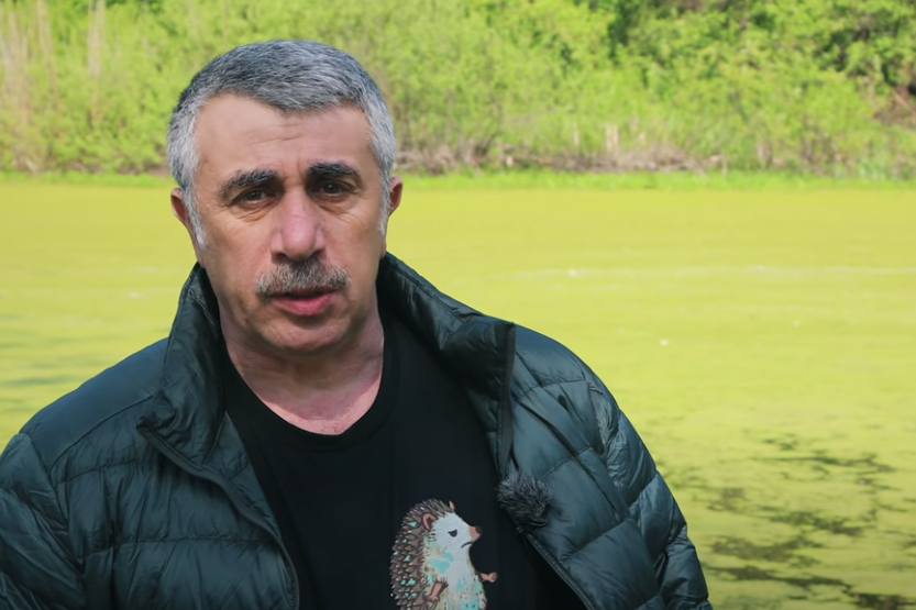 Доктор Комаровский объяснил, зачем нужно носить шарф в жару 