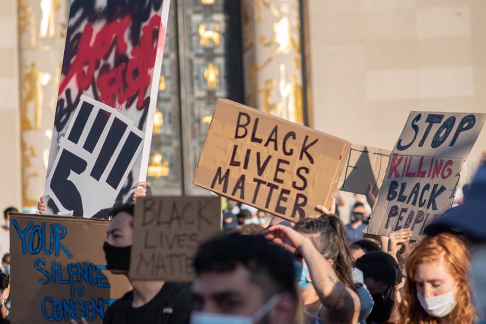 «Сто русских с битами в Бруклине»: американцы рассказали о реакции на погромы в США