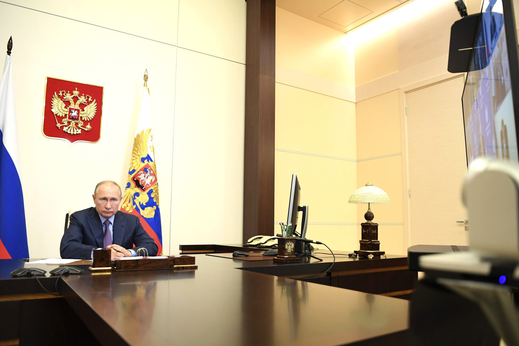 Путин поручил разработать школьные курсы и дисциплины в области генетики