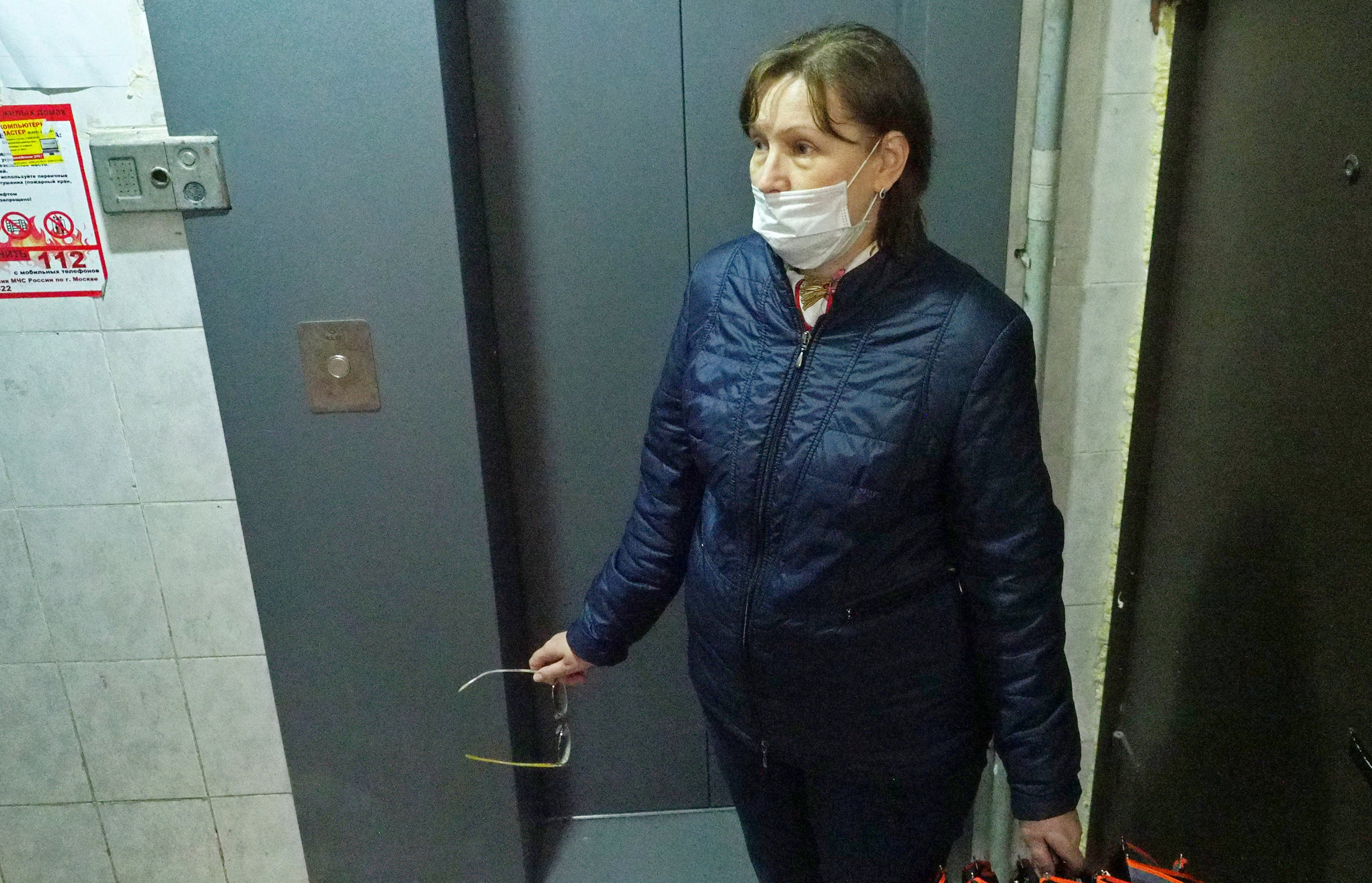 Москвичка Наталия Разумова показывает, что лифт в отличном состоянии. Но воспользоваться им жители дома пока не могут