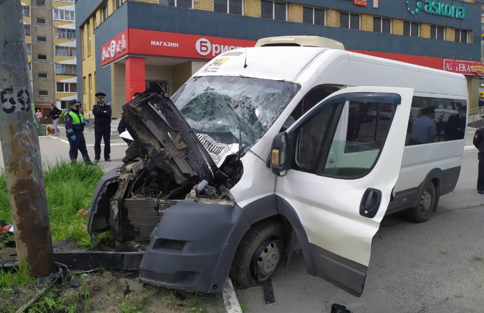 Маршрутка врезалась в столб в Йошкар-Оле