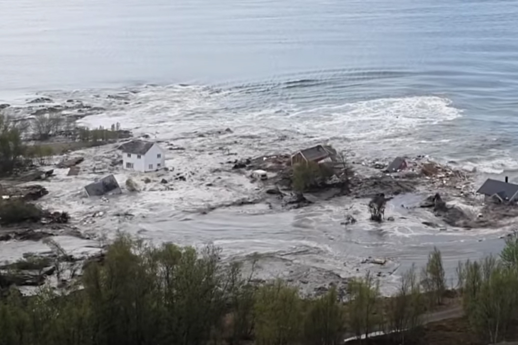 Оползень, который снес восемь жилых домов, попал на видео