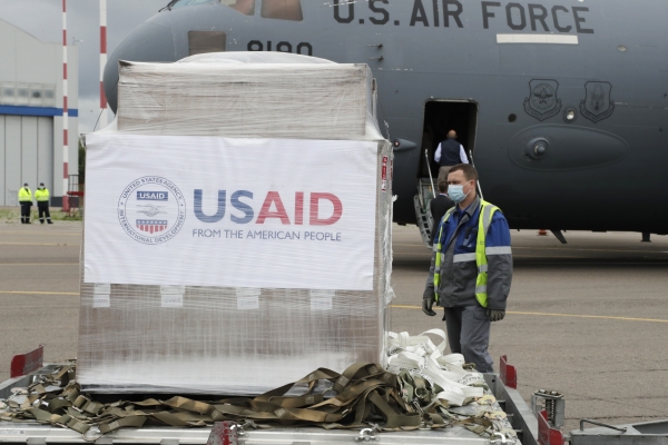 Второй самолет с американскими аппаратами ИВЛ прибыл в Москву