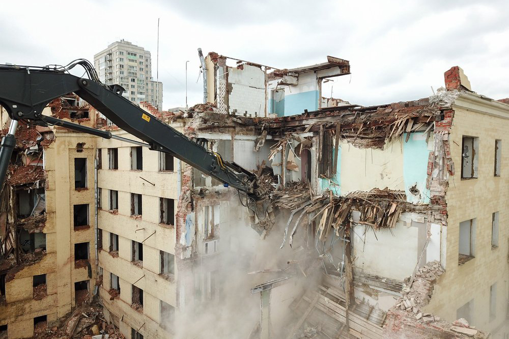 Десять расселенных по программе реновации домов демонтировали в ТиНАО