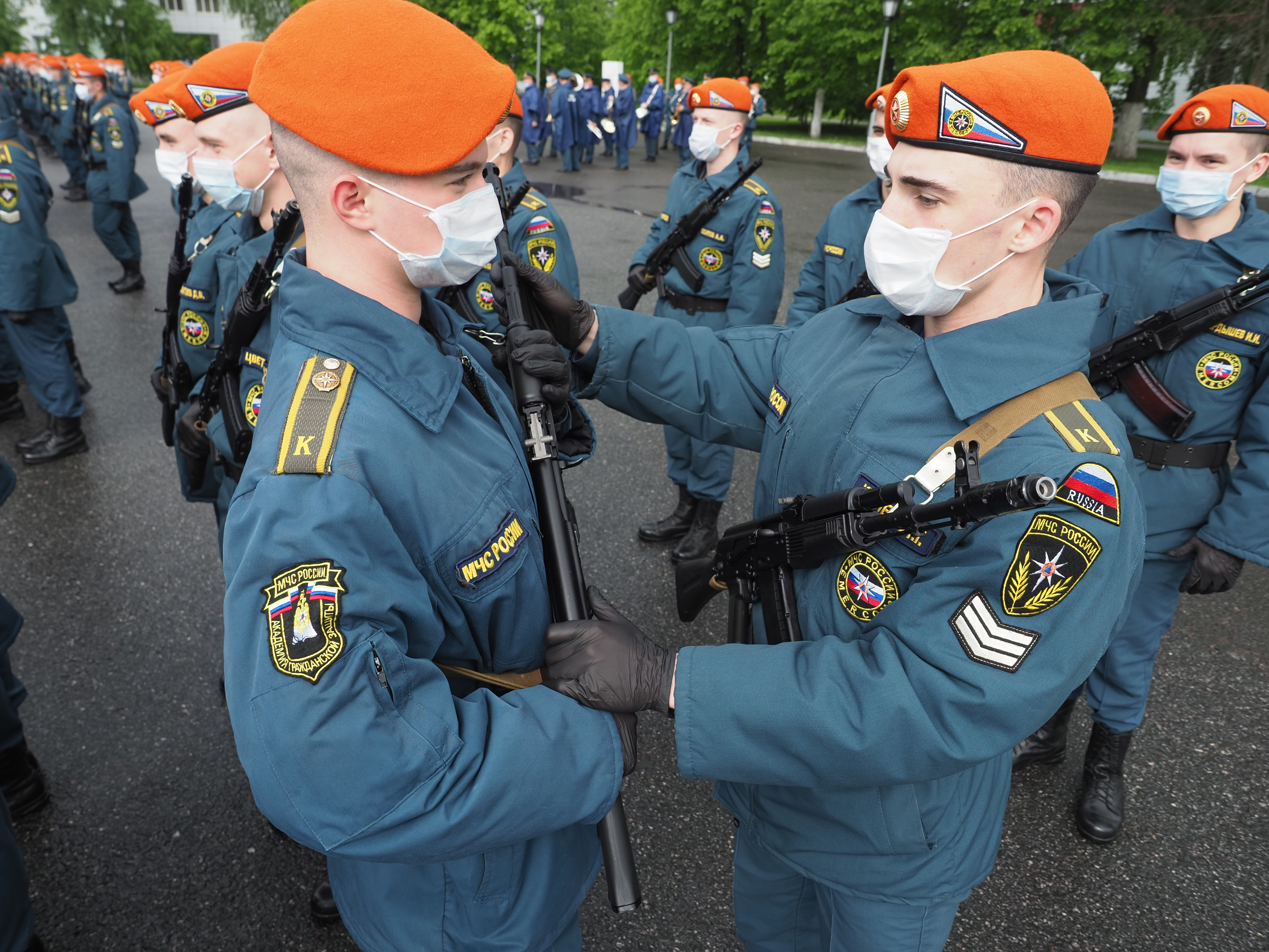 Курсант Академии Роман Кузнецов (справа) проверяет внешний вид и расположение автомата у своего товарища перед началом репетиции