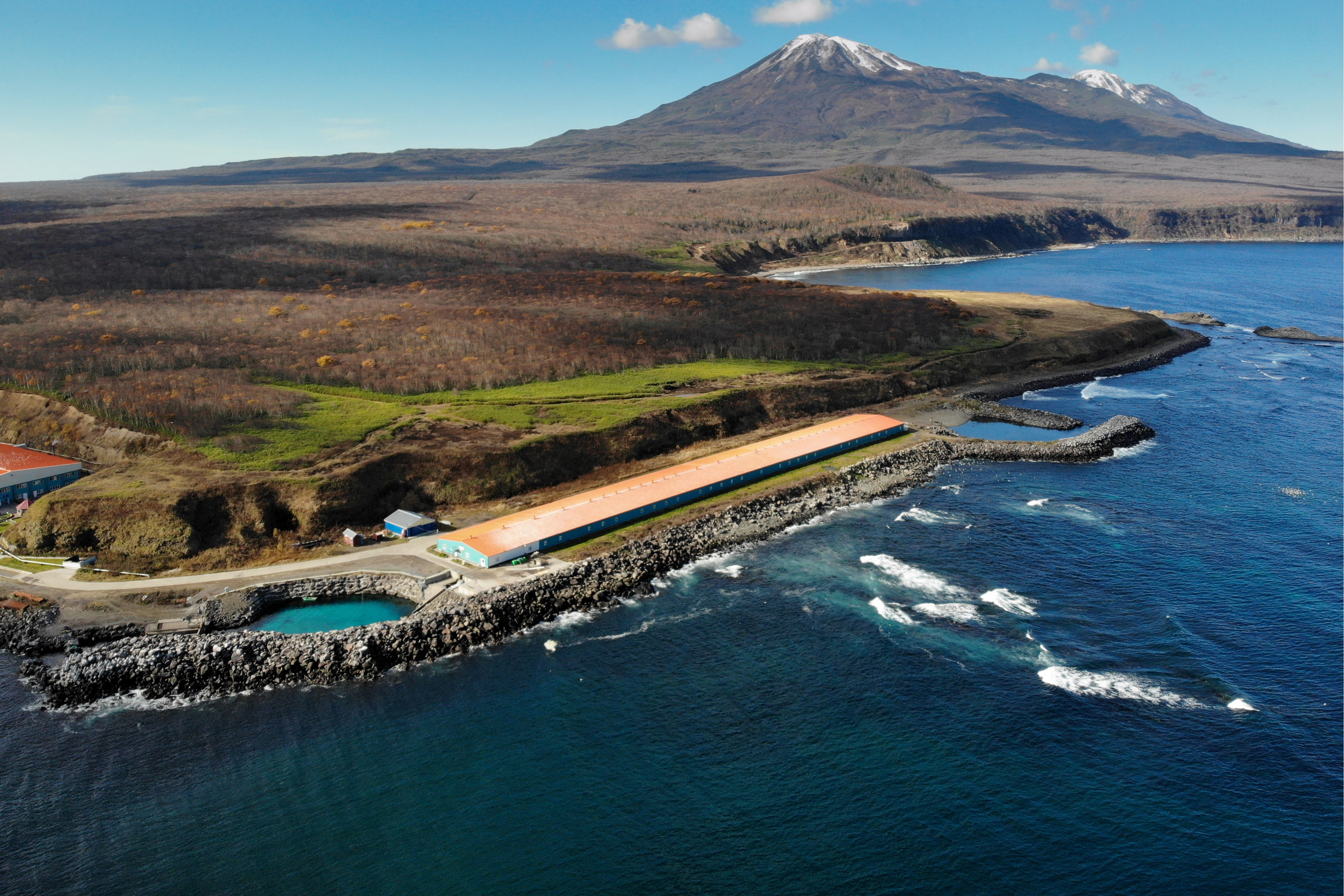 сахалин итуруп. курилы итуруп бухта. курилы новости. остров кунашир пгт южно-курильск. остров шикотан курильские острова.