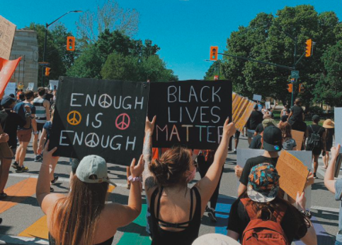 Более 20 полицейских пострадали в ходе протестов в Лондоне