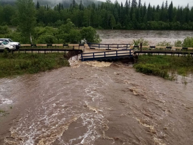 Мост на реке Малый Кой в Красноярском крае обрушился из-за дождей