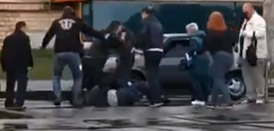 Водителя трамвая в Киеве избили за просьбу надеть маску