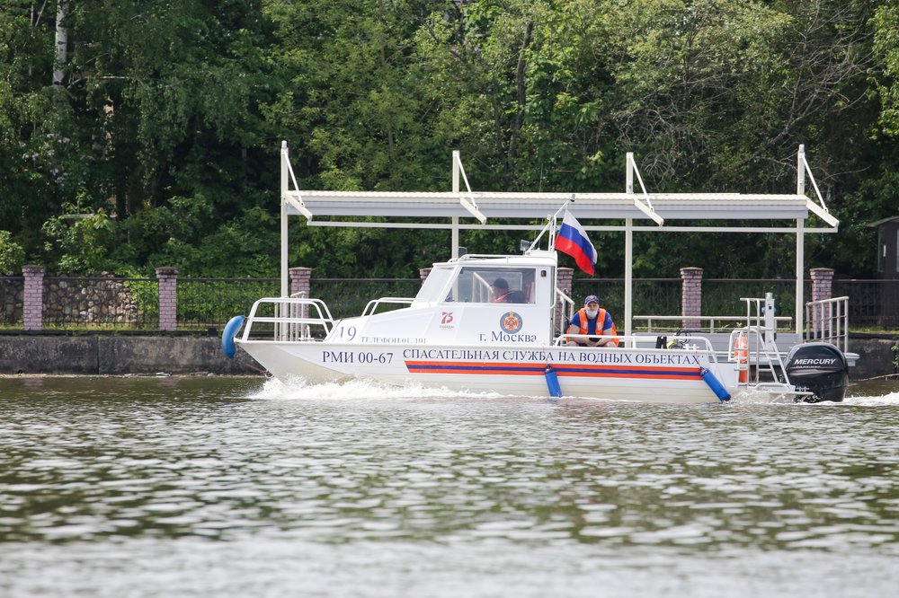 Спасатели усилили работу на воде в Москве из-за жары 